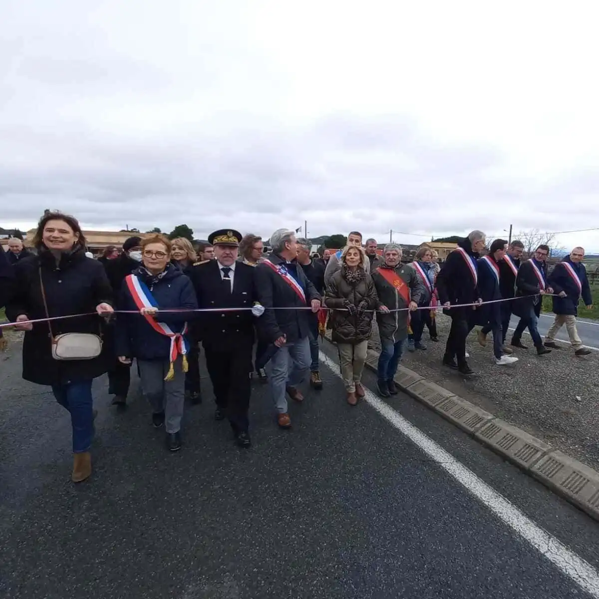 Le cortège en marche vers le mémorial du Commandant Le Goff. Un moment d'unité Républicaine