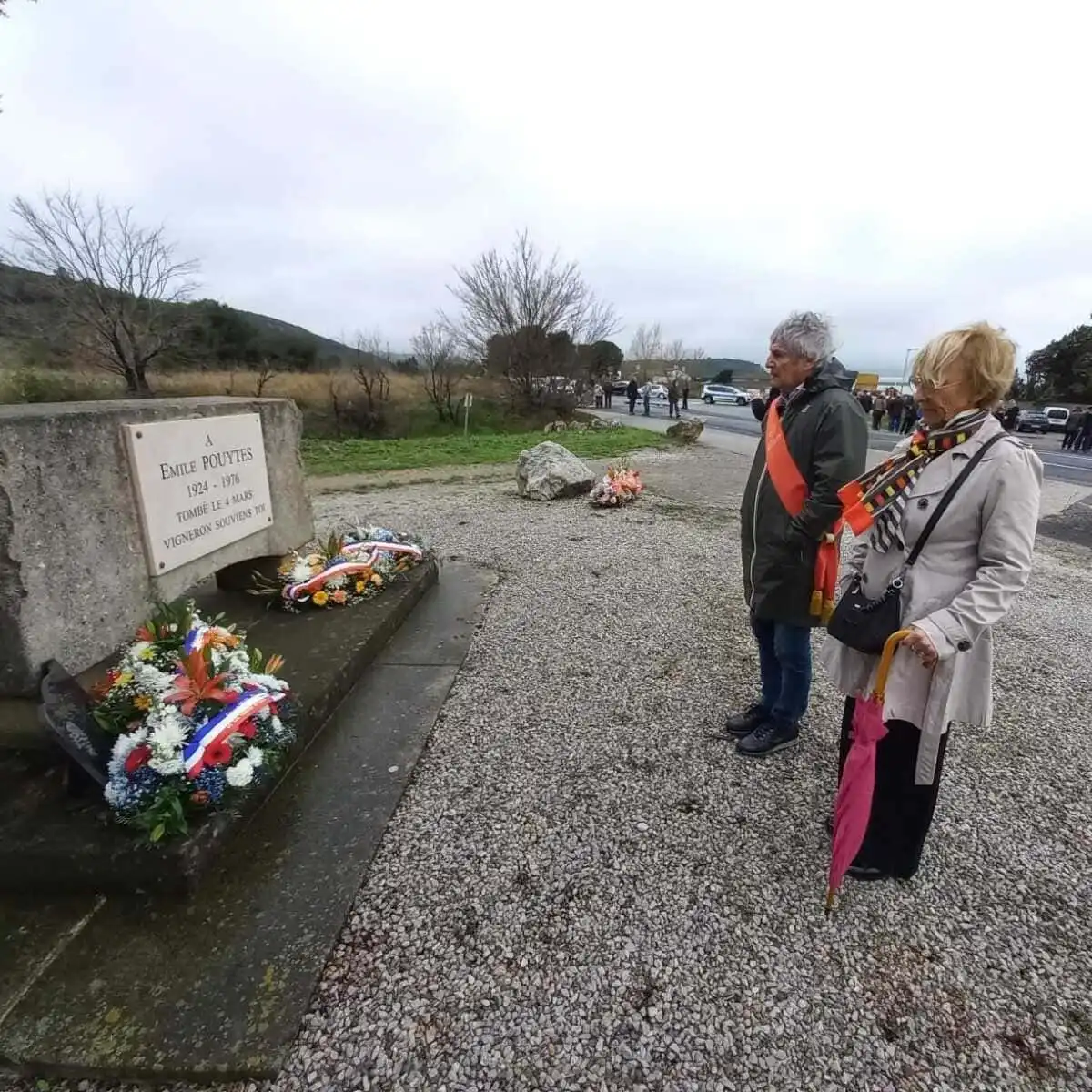 Moment de recueillement devant le mémorial d'Emile Pouytes